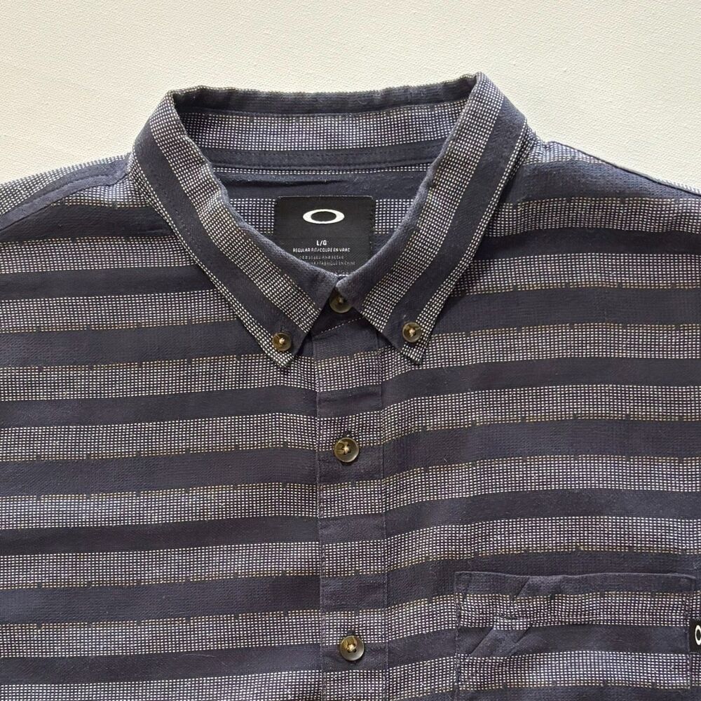 Oakley Men’s Large Striped Wicking Shirt Beach Surf Casual Button Down Summer